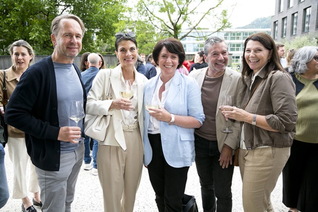 Andrea Bachmayr-Heyda (ifs), Karin Mäser  (Vlbg. Kinderdorf) und Hanno Schuster und LAbg. Heidi Schuster-Burda (v. li.)