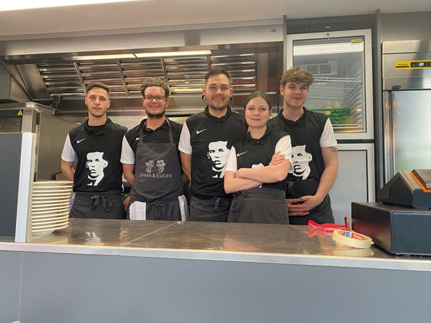 Das Kochteam: Sandro Fessler, Manuel Micheli, Manuel Kemmer, Maria Bria und Lien Birbamer (v. li.)