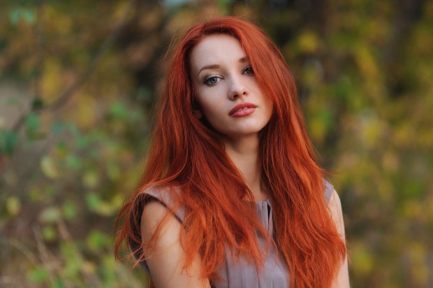Frau mit knallroten Haaren | Credit: iStock.com/Pliekhova