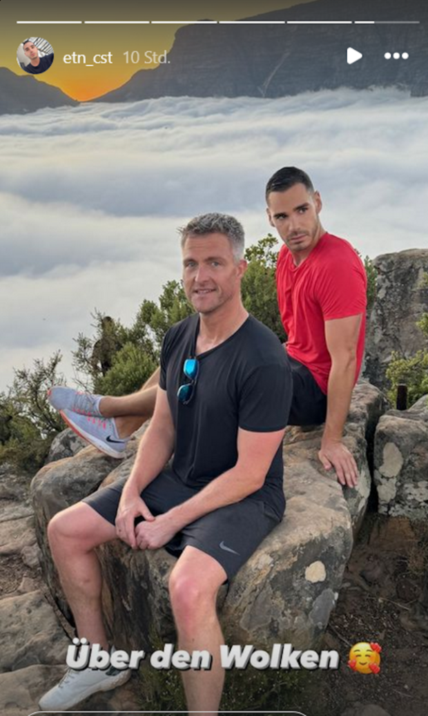 Ralf Schumacher und sein Freund Etienne auf einem Berg über der Wolkendecke. Screenshot einer Insta-Story von Etienne mit dem Titel "Über den Wolken"