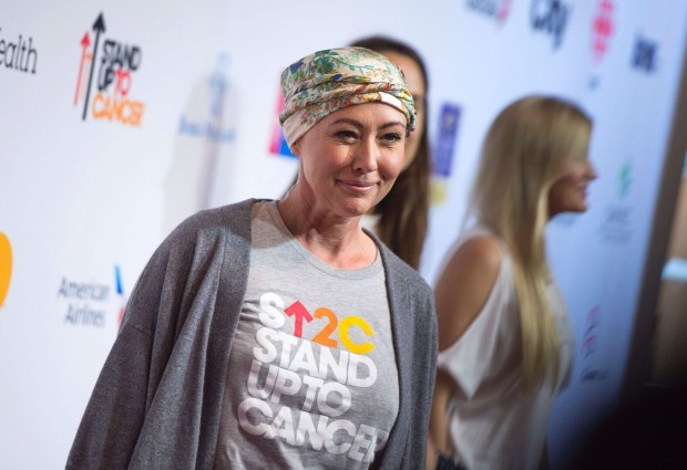 Shannen Doherty mit Kopftuch bei einer Veranstaltung.