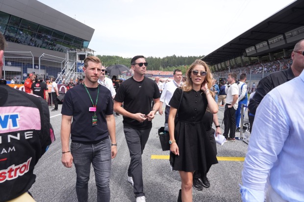 Mark Mateschitz mit Freundin Victoria Swarovski in schwarzer Kleidung beim Holiday Grand Prix in Spielberg.