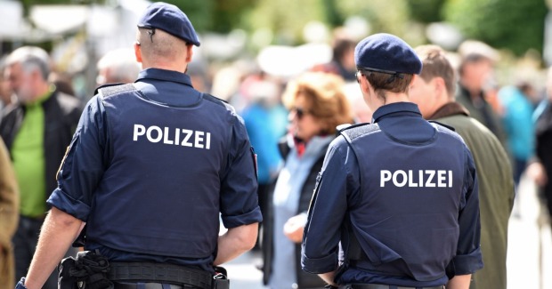 Zwei Polizisten in einer belebten Umgebung