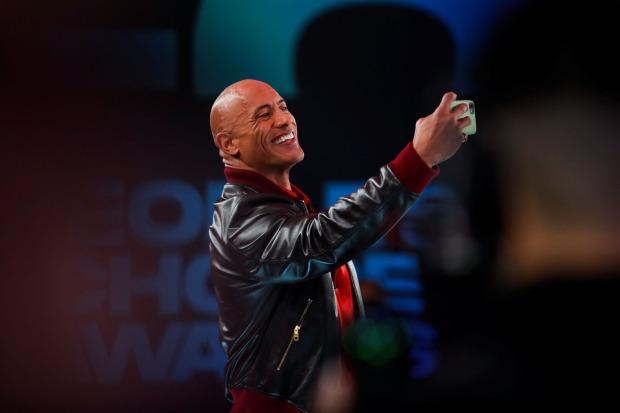 Dwayne "The Rock" Johnson, der ein Selfie auf dem roten Teppich aufnimmt