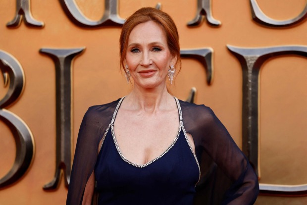 Aufnahme von J. K. Rowling in einem eleganten Abendkleid bei einer Filmpremiere