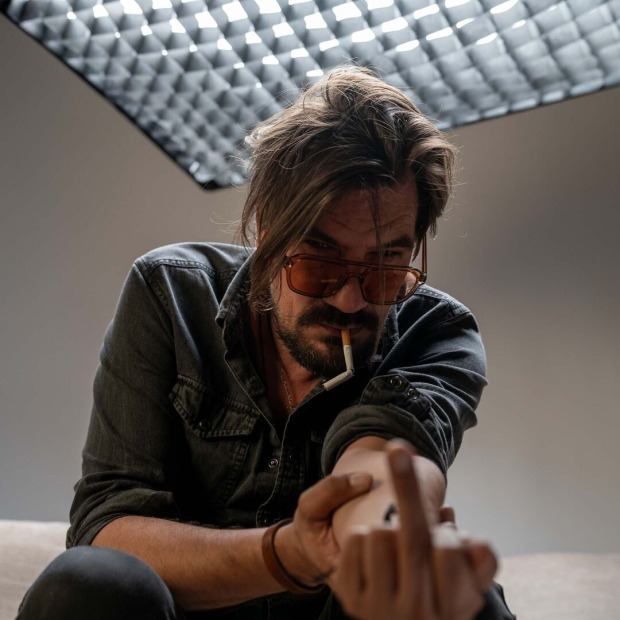 Alle Achtung-Frontman Chris Stani zeigt der Kamera den Mittelfinger