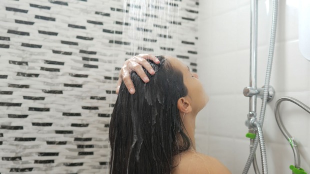 Frau wäscht sich in der Dusche die Haare | Credit: iStock.com/TuiPhotoengineer