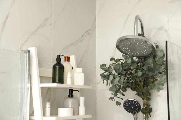 Eukalyptus-Duschbündel im Badezimmer | Credit: iStock.com/Liudmila Chernetska