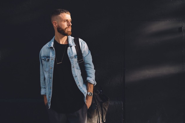 Mann trägt eine Jeansjacke | Credit: iStock.com/Jkstock