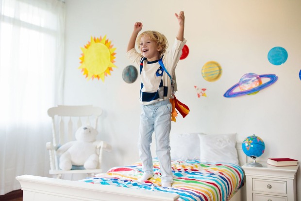 Junge springt auf dem Bett | Credit: iStock.com/FamVeld