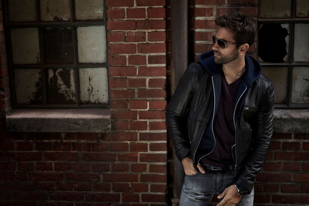 Mann mit Lederjacke | Credit: iStock.com/SanneBerg