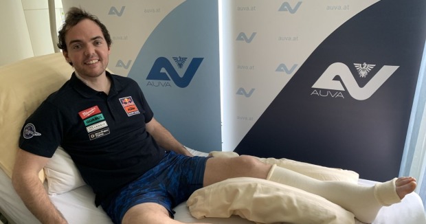 Mathias Walkner ans Krankenhausbett gefesselt