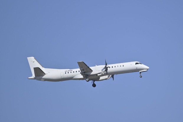 Ein weißer Flieger in der Luft