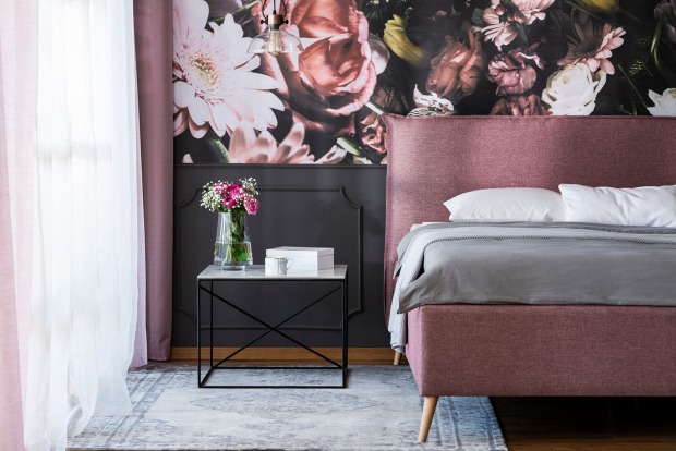 Blumentapete im Schlafzimmer | Credit: iStock.com/KatarzynaBialasiewicz