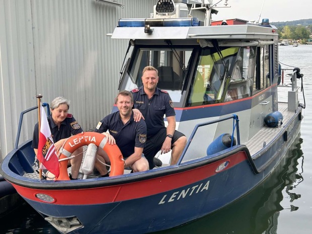 Drei Wasserpolizisten auf einen Boot.