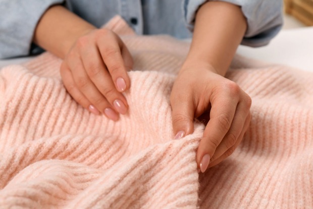 Rosa Wollpullover | Credit: iStock.com/Liudmila Chernetska