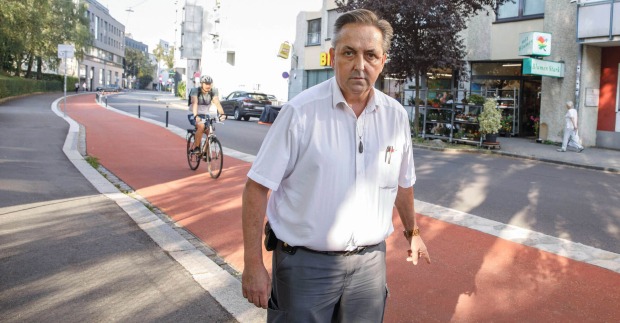 Quasi "über Nacht" fielen 55 Parkplätze in der Lederergasse einem Radweg "zum Opfer". Rudolf Stark von Blumen Stark ist dementsprechend wenig erfreut.