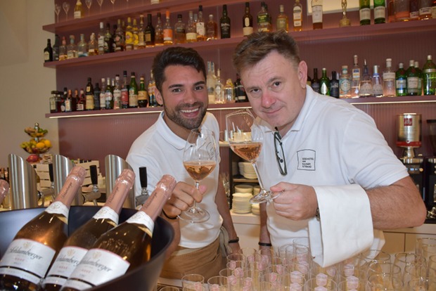 Nach Herzenslust Schlumberger Rose bei „Taste &amp; Celebrate“ genießen, serviert von Henry und Vanja vom Seehotel am Kaiserstrand