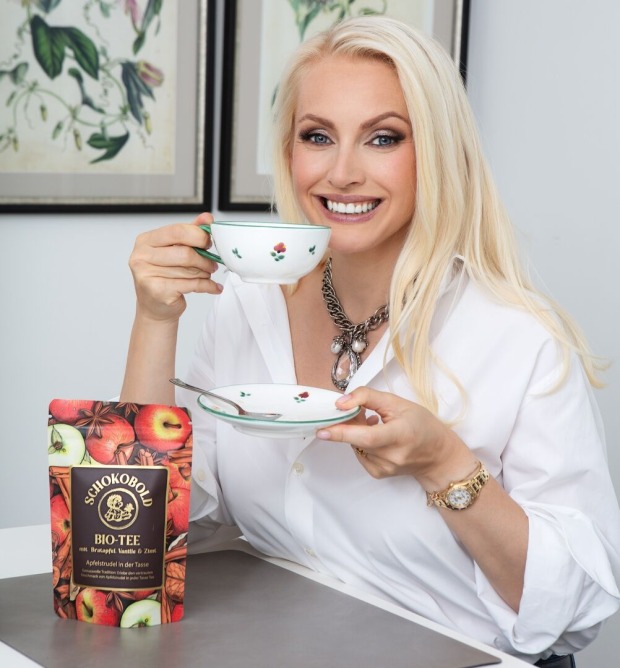 Porträt mit einer Tasse Tee und einer Produktabbildung