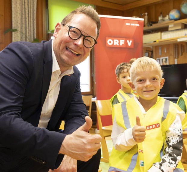 Markus Klement (Landes­direktor ORF Vorarlberg) und Erstklässler Livio