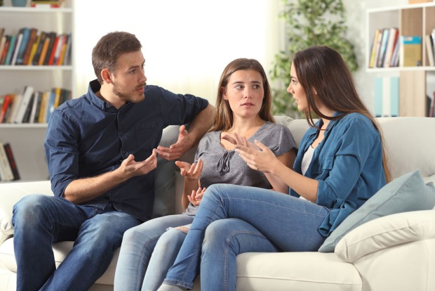 Teenager mit Eltern | Credit: iStock.com/AntonioGuillem