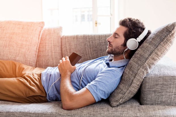 Mann hört Hörbuch | Credit: iStock.com/LDProd