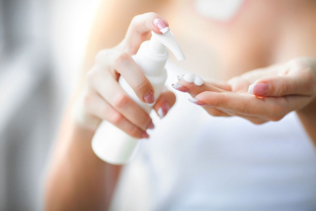 Frau pumpt Feuchtigkeitscreme in die Hände | Credit: iStock.com/Iurii Maksymiv