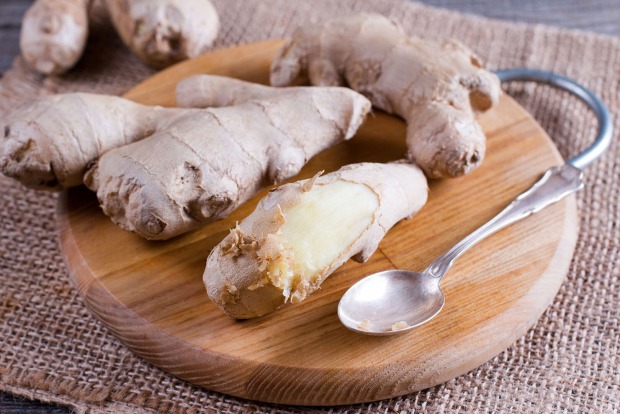 Ingwer und Löffel auf einem Brett | Credit: iStock.com/Qwart