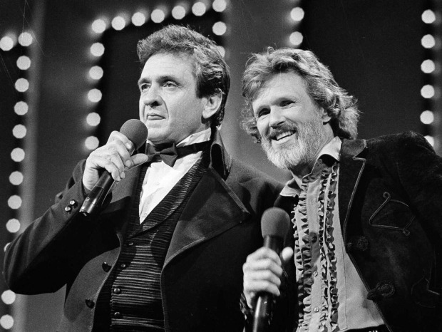 Kris Kristofferson und Johnny Cash auf der Bühne 1983.
