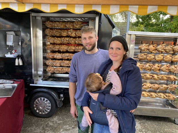 Marco Wohlgenannt und Julia Herme (Spallenhof  Meschach) mit eigenen Biogrill Hennele