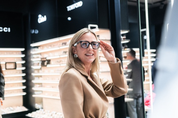 Eine Frau probiert eine Brille an