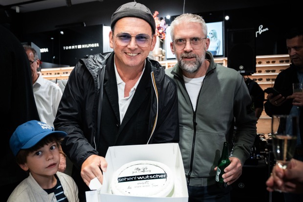 Zwei Männer präsentieren eine Torte