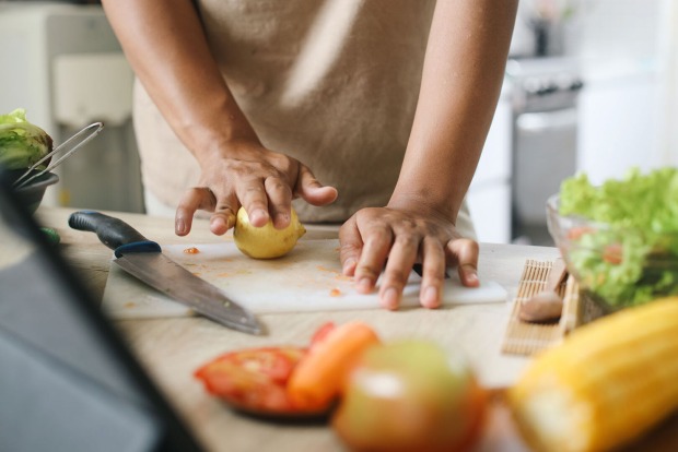 Mann rollt Zitrone | Credit: iStock.com/Rani Nurlaela Desandi