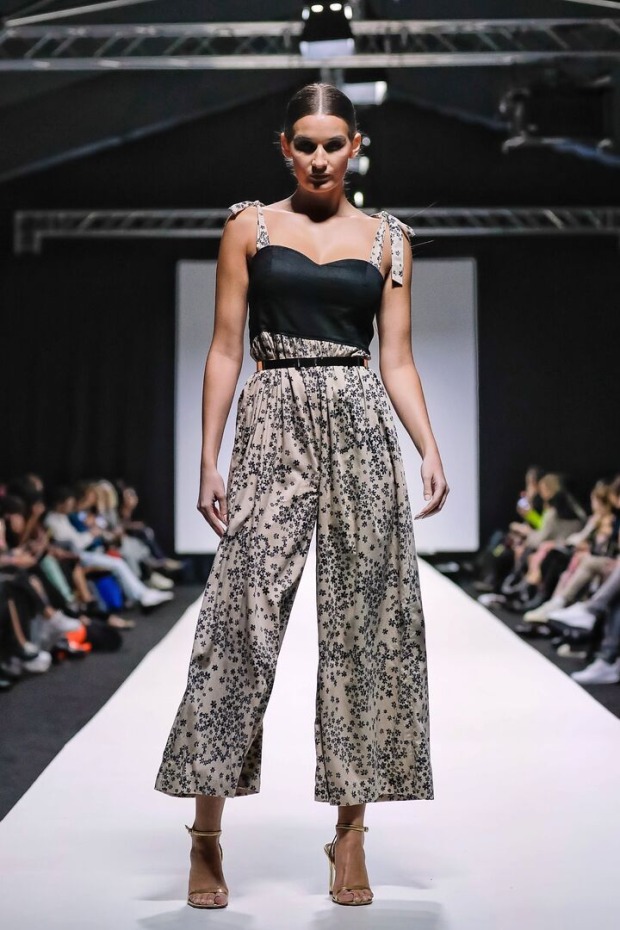 Model in einem Hosenanzug am Laufsteg