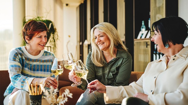Drei Frauen trinken zusammen | Credit: Thermen- &amp; Vulkanland/Michael Königshofer