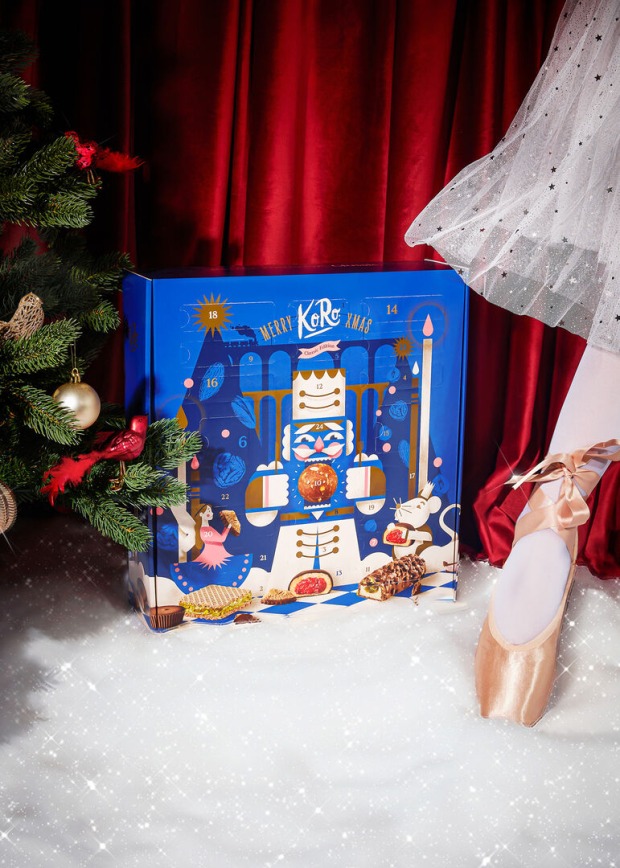 Blauer Adventkalender vor einem roten Vorhang