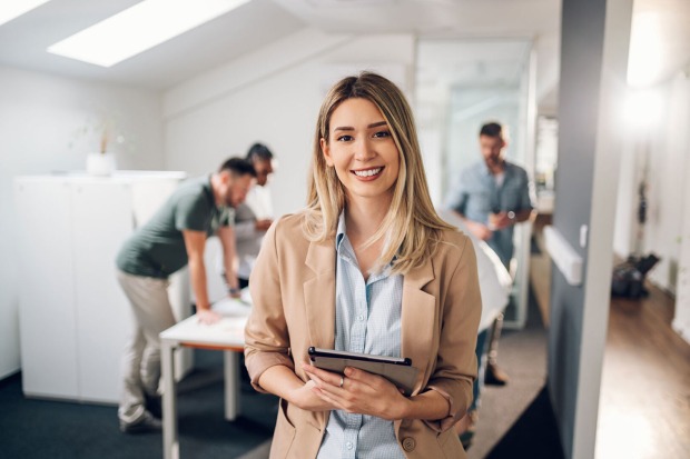 Junge Frau mit Bürounterlagen in der Hand | Credit: iStock.com/zamrznutitonovi