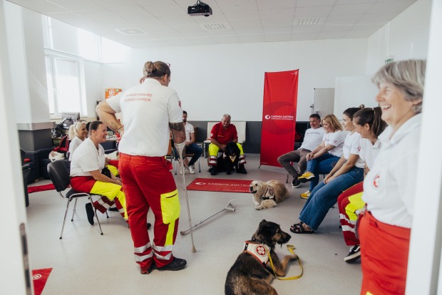 Rettungskräfte mit ihren Hunden im Aufenthaltsraum | Credit: Casinos Austria