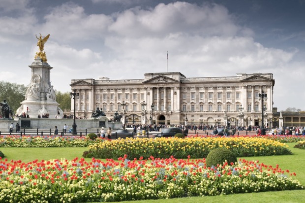Buckingham Palast mit Park und Statue im Vordergrund