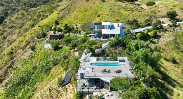 Villa in Landschaft mit Pool