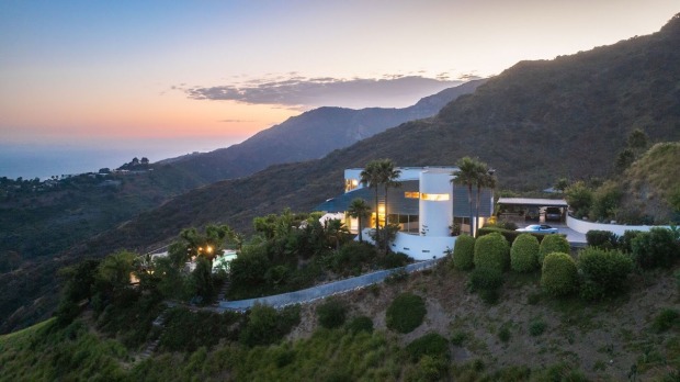 Villa in Malibu bei Nacht, Blick aufs Meer