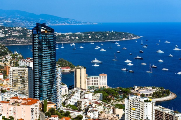 Hochhaus in Monaco, davor Meer und Häuser