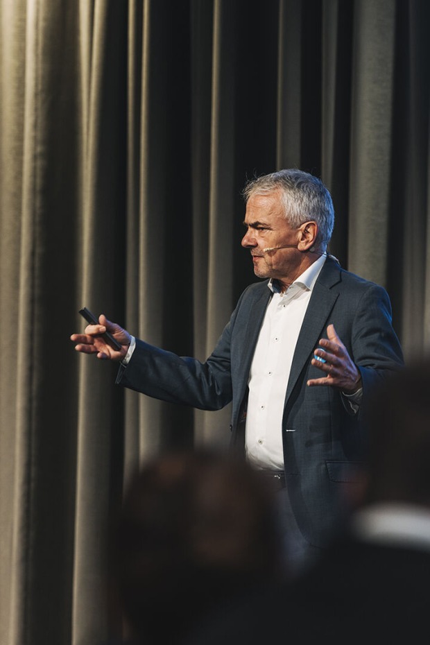 Professor Markus Schefer informierte, was die Behindertenrechtskonvention unter einem selbstbestimmten Leben versteht.