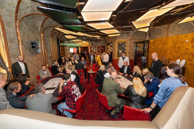 Menschen im Casino an Pokertischen