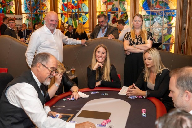 Menschen am Pokertisch