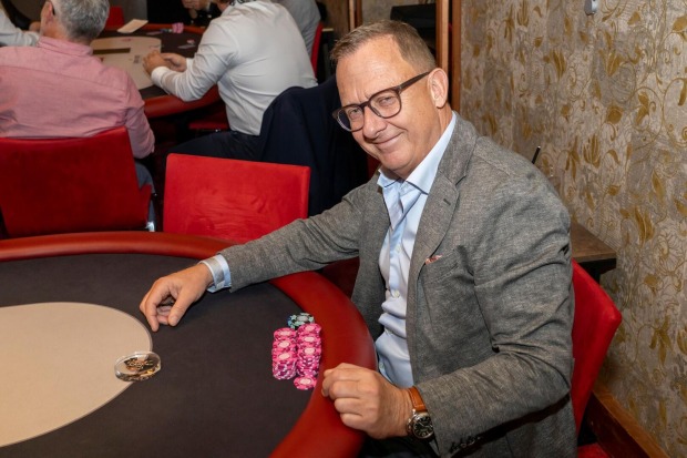 Mann freut sich über seinen Gewinn beim Pokern