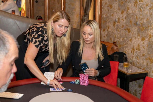Zwei Frauen am Pokertisch