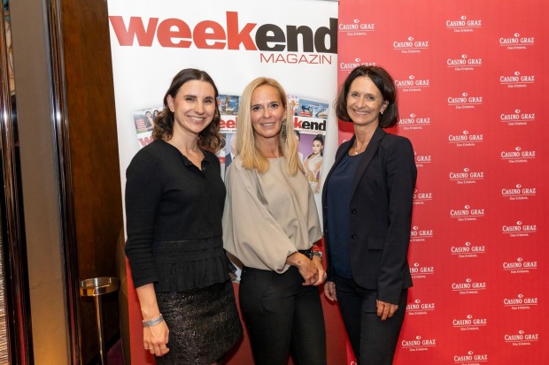 Drei Frauen stehen nebeneinander