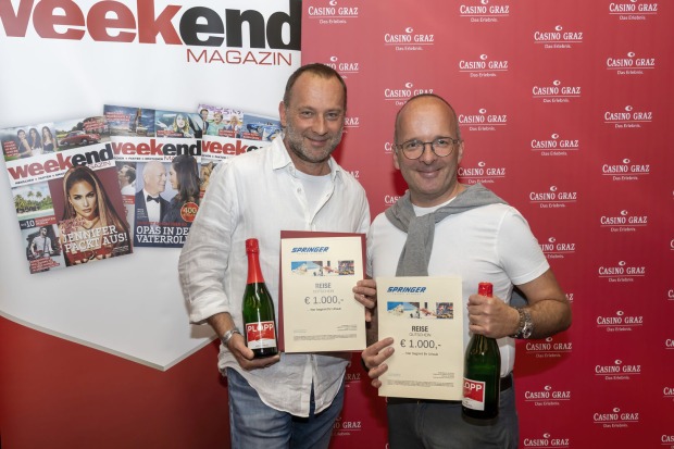 Zwei Männer posieren für die Kamera