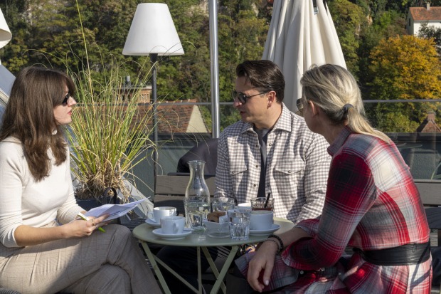 Zwei Frauen und ein Mann bei einem Interview